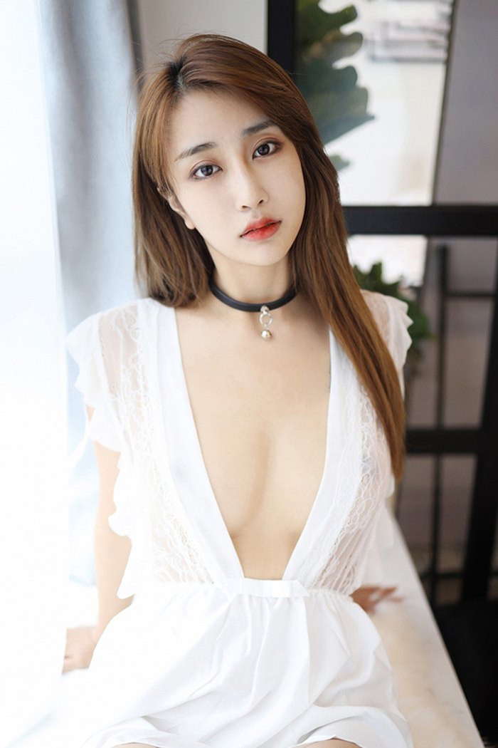 性感美女奈美短小白衫衣巨乳夺目