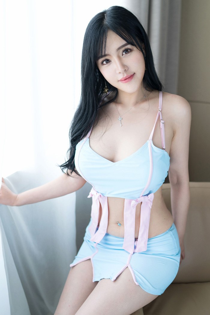 嫩模刘钰儿性感OL装演绎职场女秘