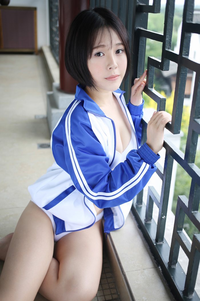 魅力少女艾莉校服秀爆乳百看不厌