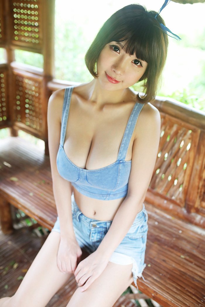 巨乳女神晓茜挤胸抛眼身材超级棒