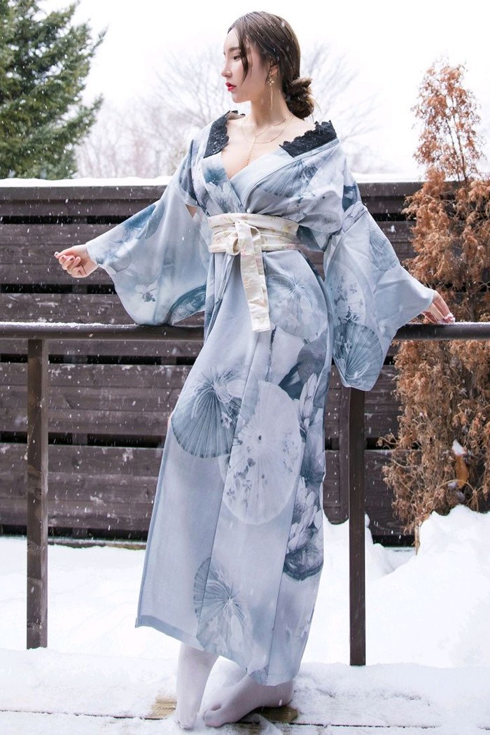 雪中美人周于希和服秀胸红唇撩人