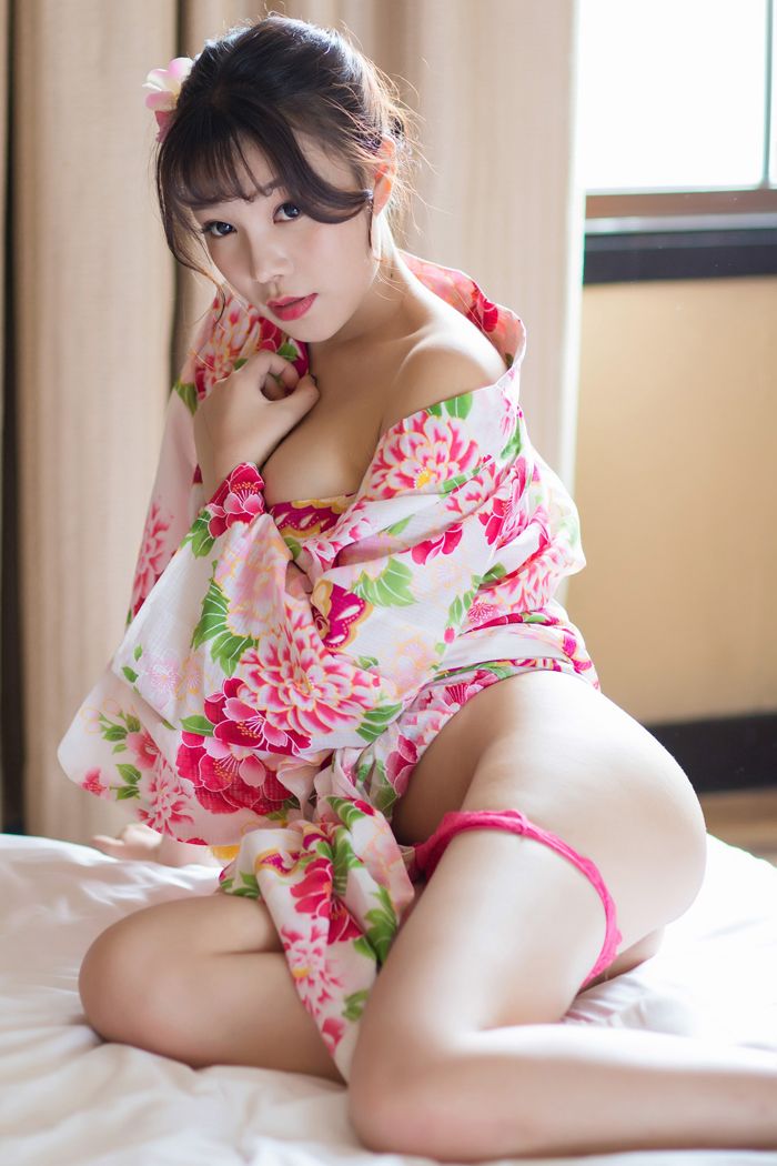 嫩模芝芝日式和服半脱露嫩臀美乳