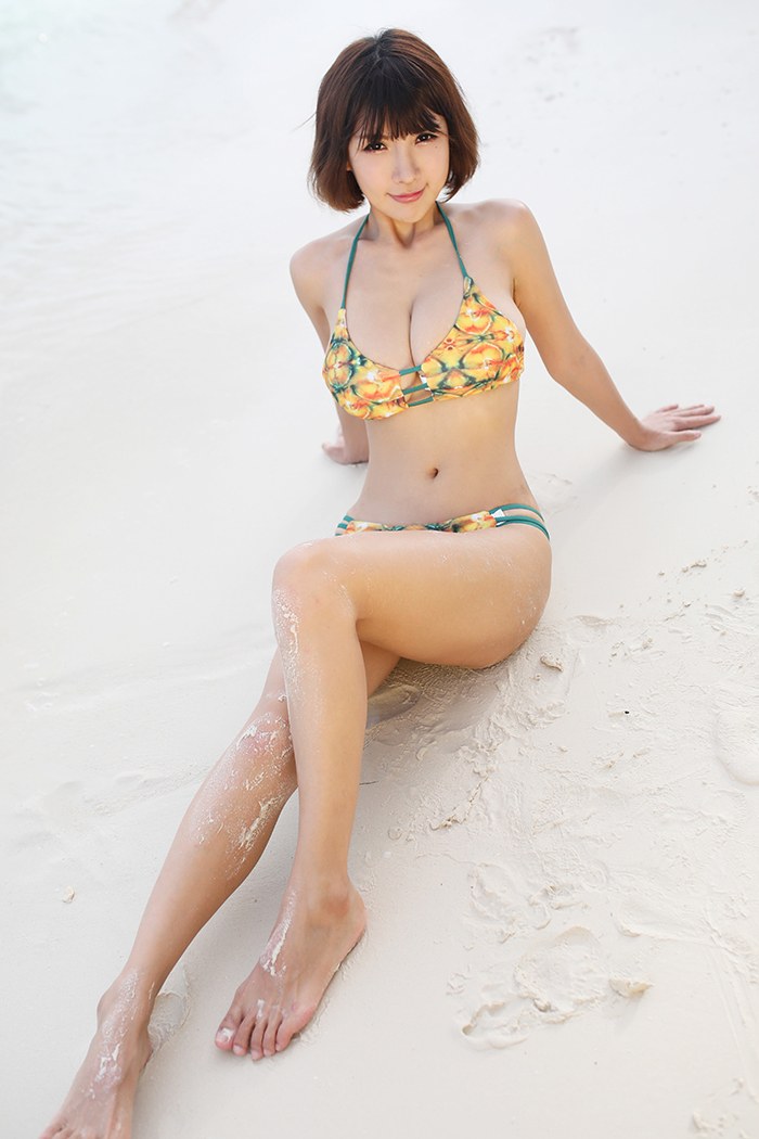 沙滩美女晓茜比基尼秀巨乳图片