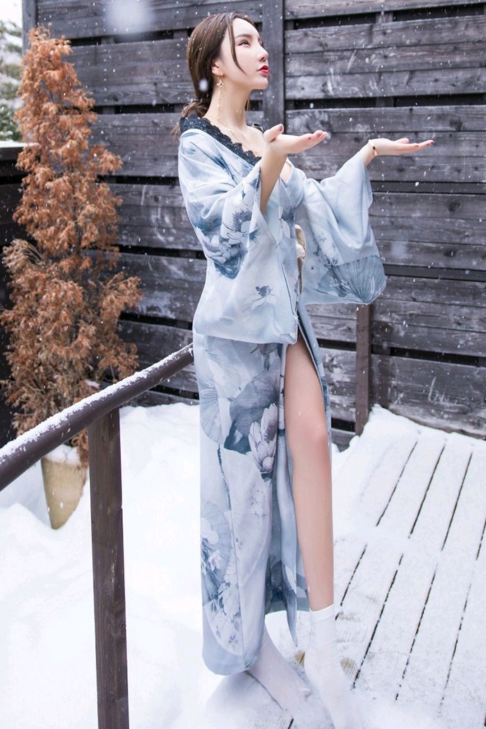 雪中美人周于希和服秀胸红唇撩人 第0张