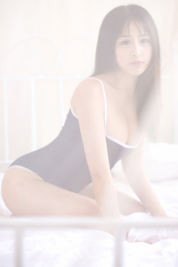 性感玉人思淇吊带紧身衣大胆秀豪乳