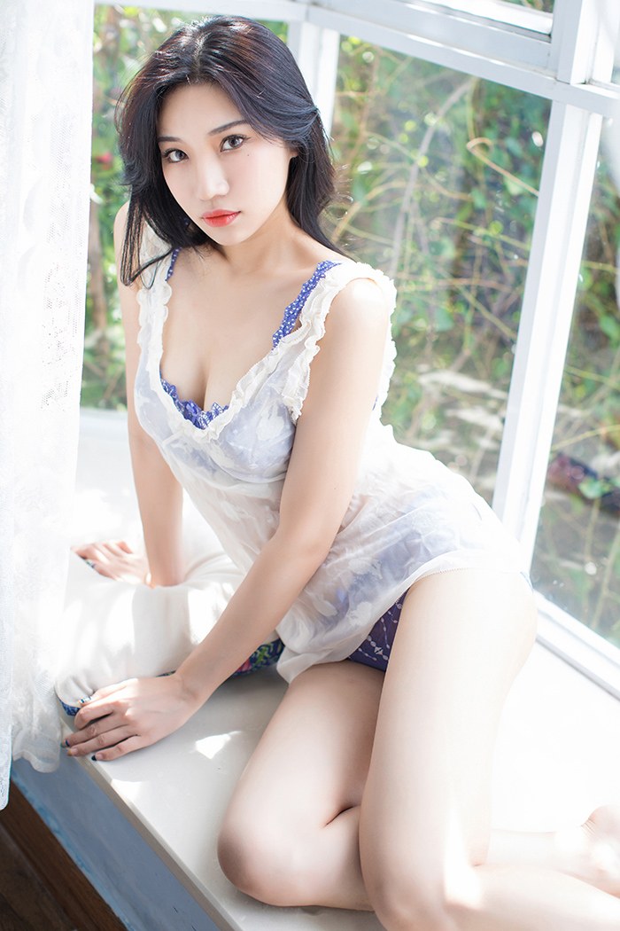 甜美少妇狐狸妹脱衣比基尼秀美乳