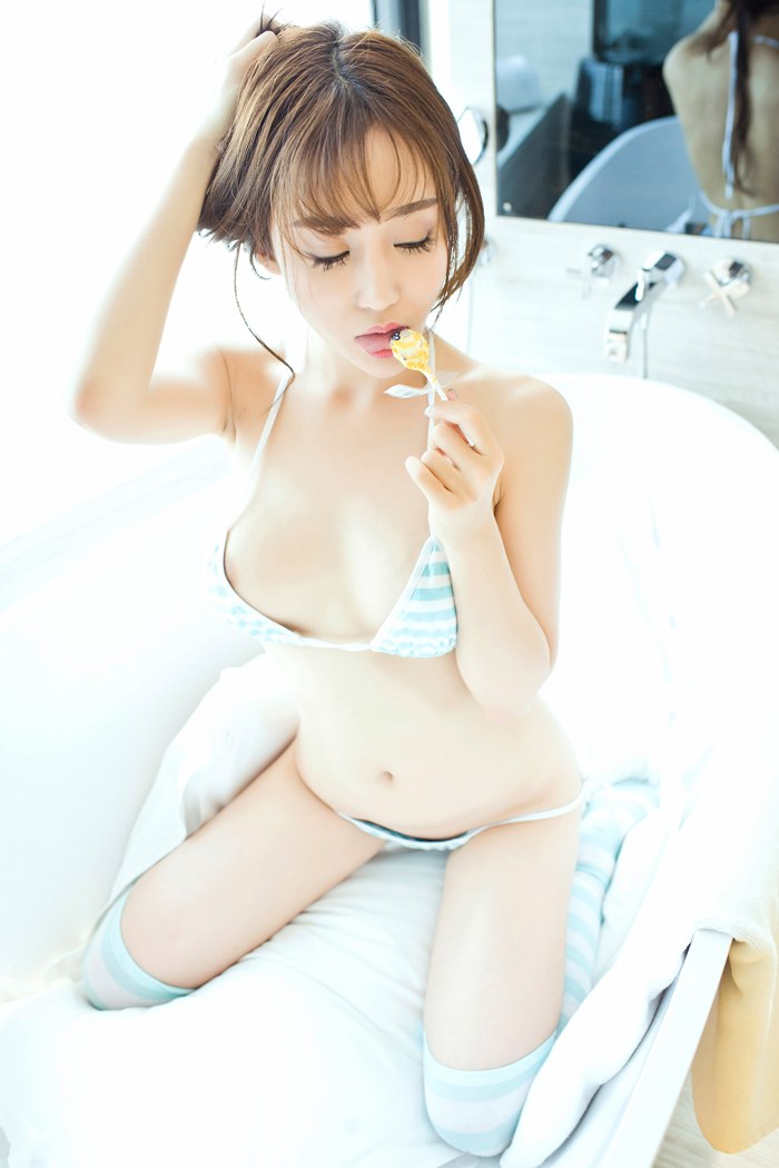 性感少妇顾灿三点式比基尼秀美乳