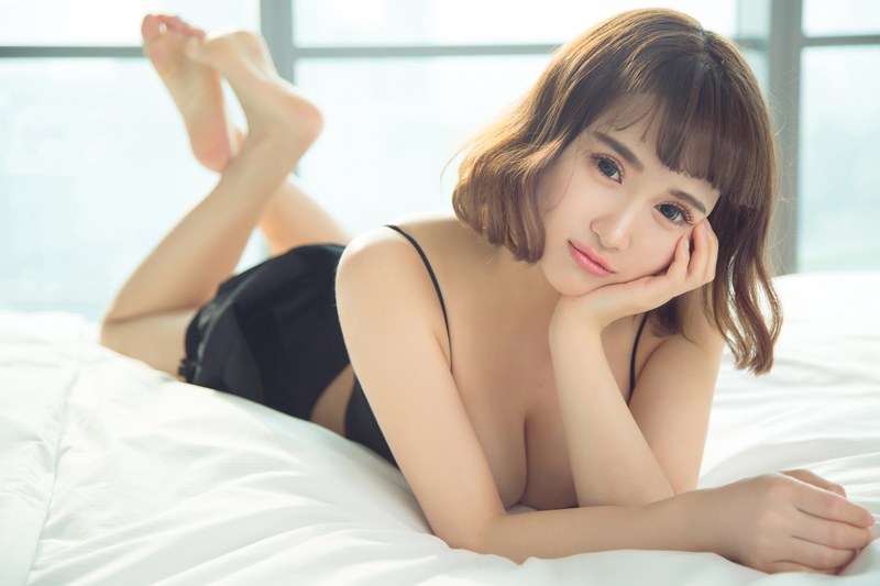 巨乳美少女李焱丰满身材勾人欲火