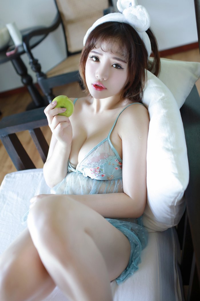 养眼美女徐cake私房写真比基尼藏不住巨乳