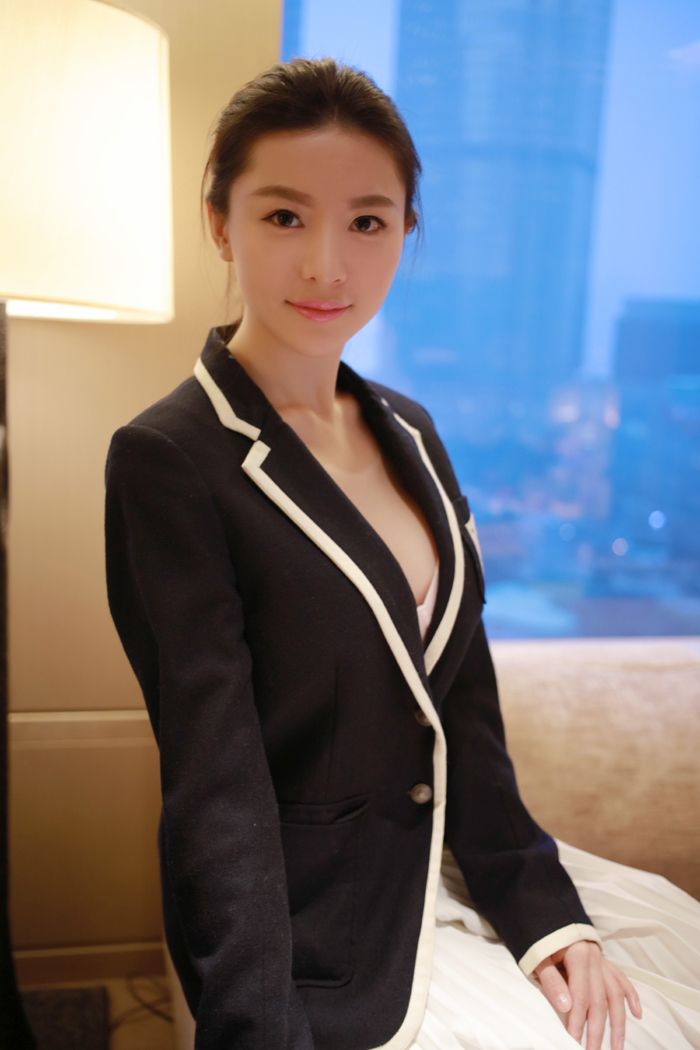 制服美女慕羽茜穿贵族校服私房写真