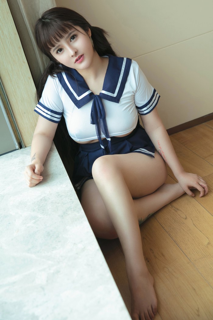 制服美女杨漫妮穿水手服秀巨乳美臀