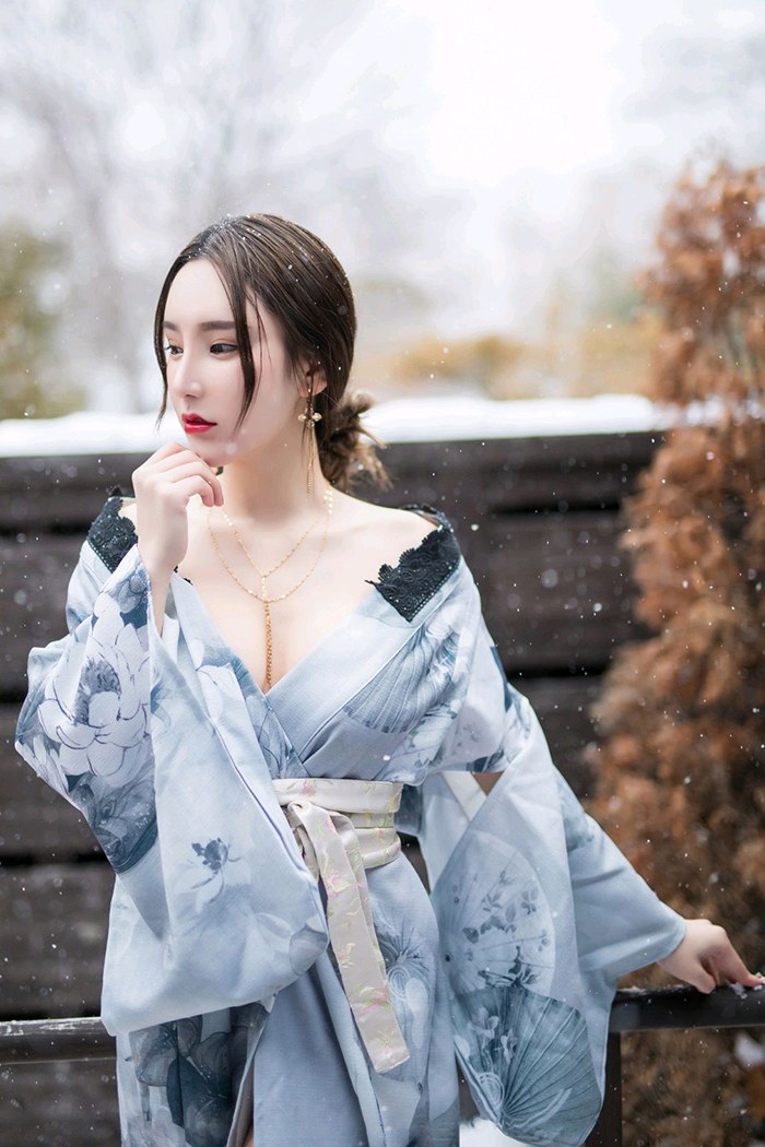 雪中美人周于希和服秀胸红唇撩人