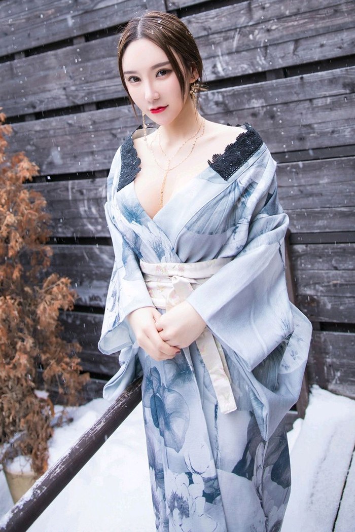 雪中美人周于希和服秀胸红唇撩人