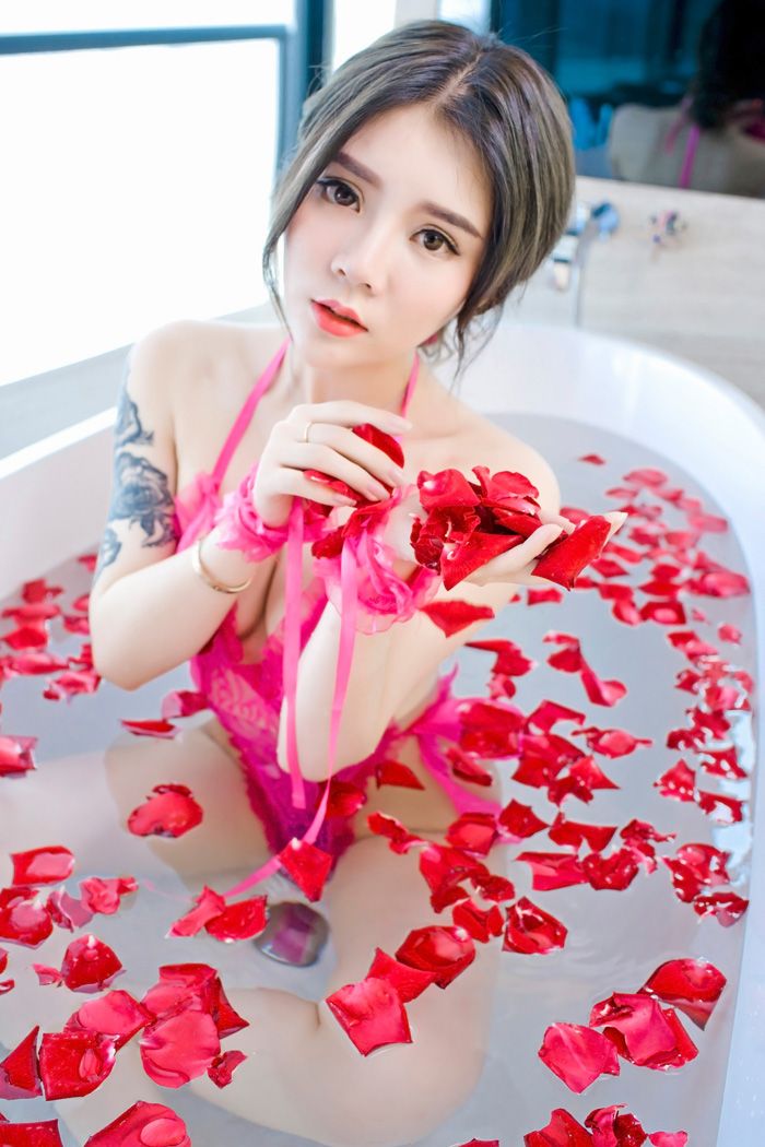 情趣女郎爱丽莎花瓣沐浴湿身写真