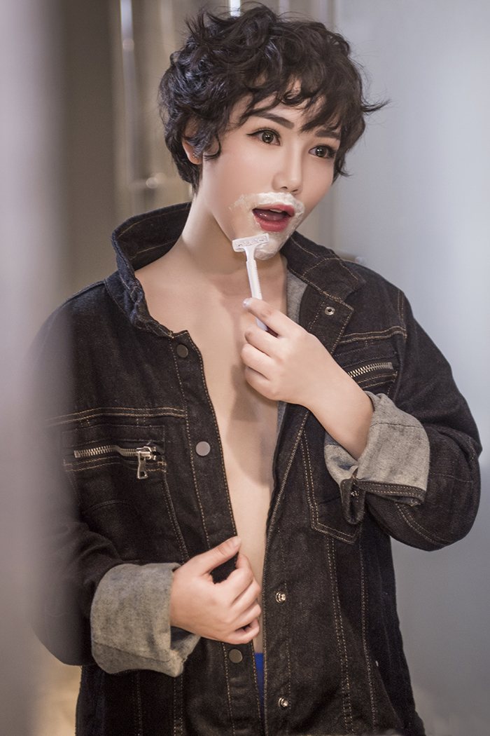 短发少妇大悦悦半裸丝袜秀美乳