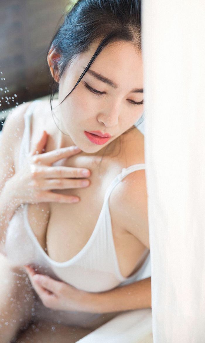 性感美女写真杨依湿身巨乳摇摇欲坠