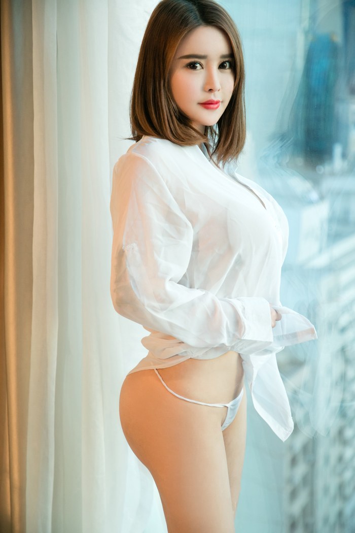 巨乳美女李唯一透视薄纱爆乳外露