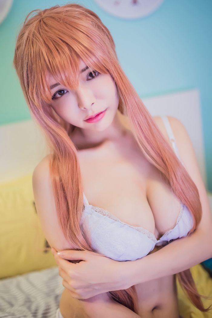 夏小秋cosplay金发尤物半露豪乳