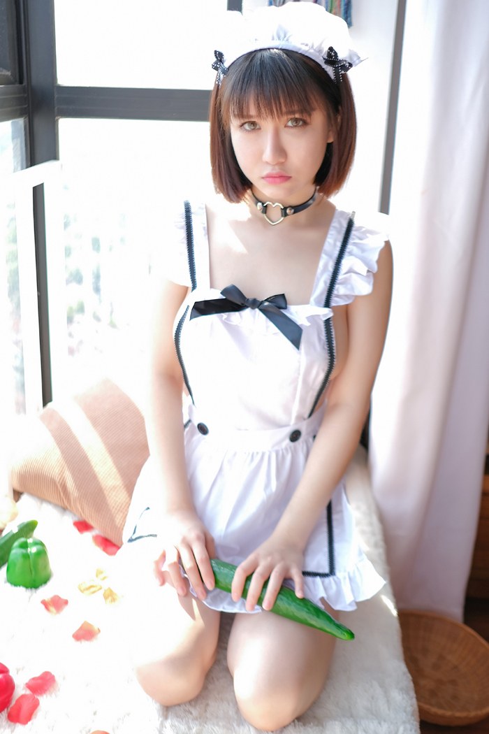 尤物娇萌萌上演女仆制服蔬菜诱惑