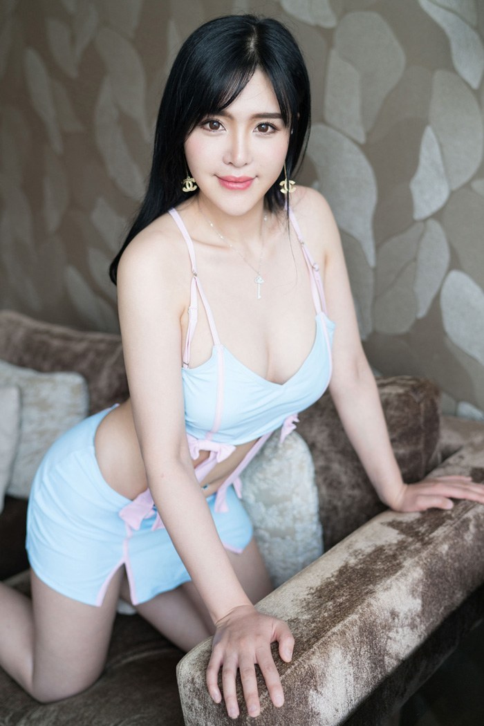 嫩模刘钰儿性感OL装演绎职场女秘