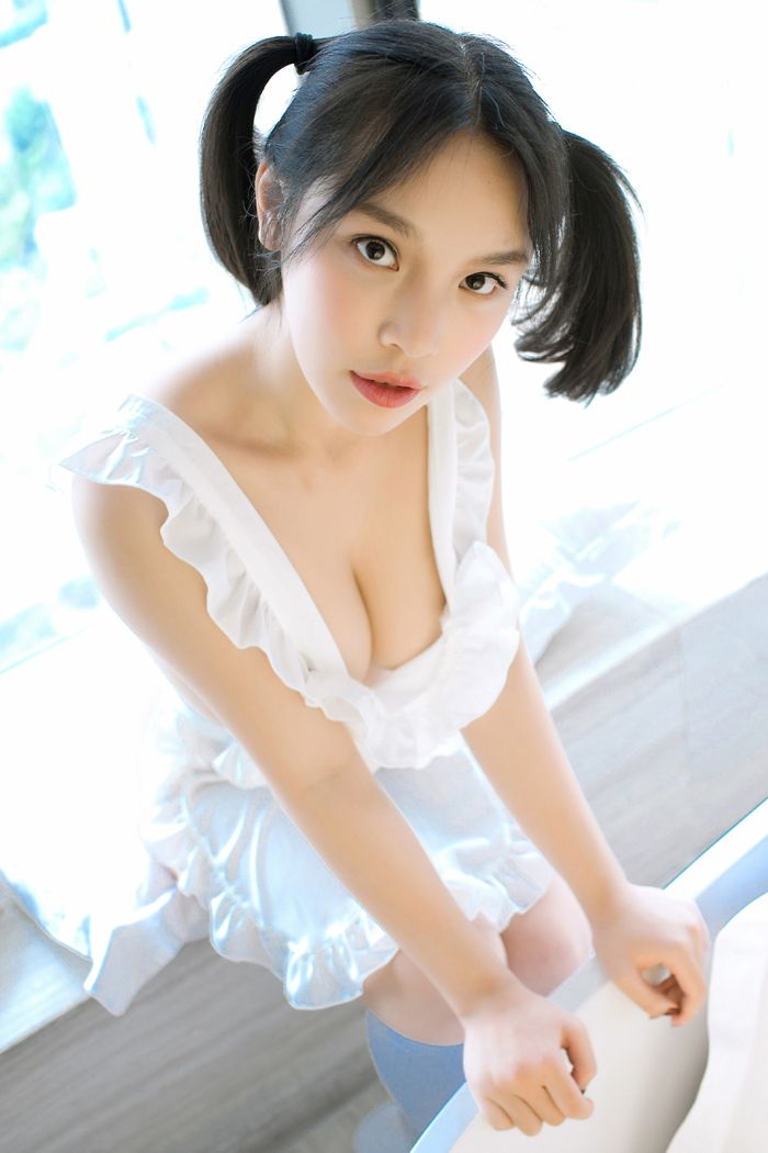 童颜MM小纯子大胆真空女仆制服写真