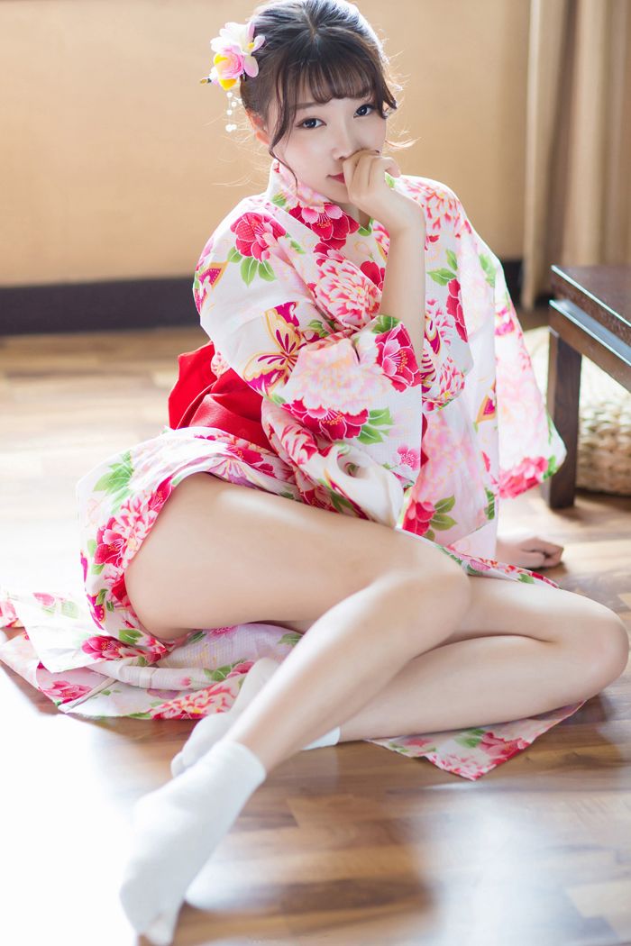 嫩模芝芝日式和服半脱露嫩臀美乳