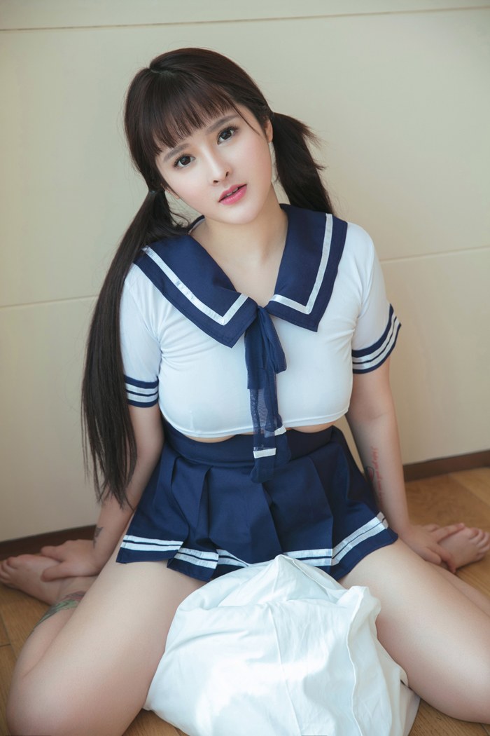 制服美女杨漫妮穿水手服秀巨乳美臀