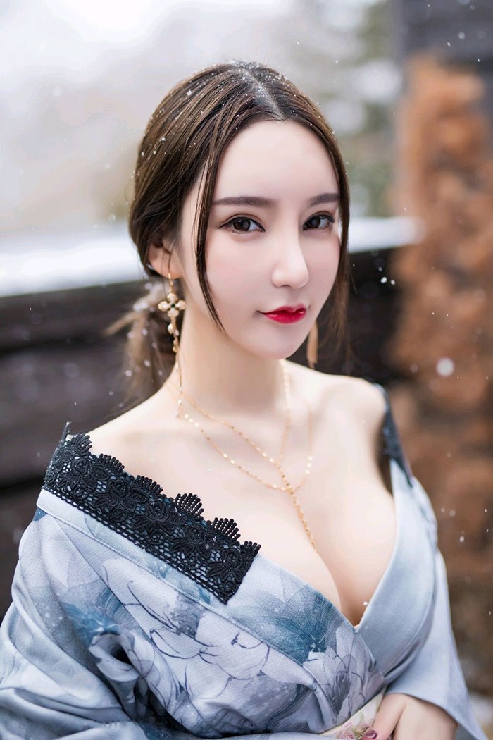 雪中美人周于希和服秀胸红唇撩人