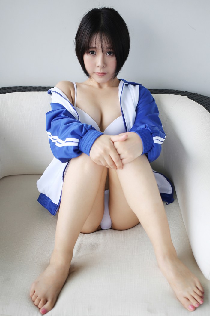 魅力少女艾莉校服秀爆乳百看不厌