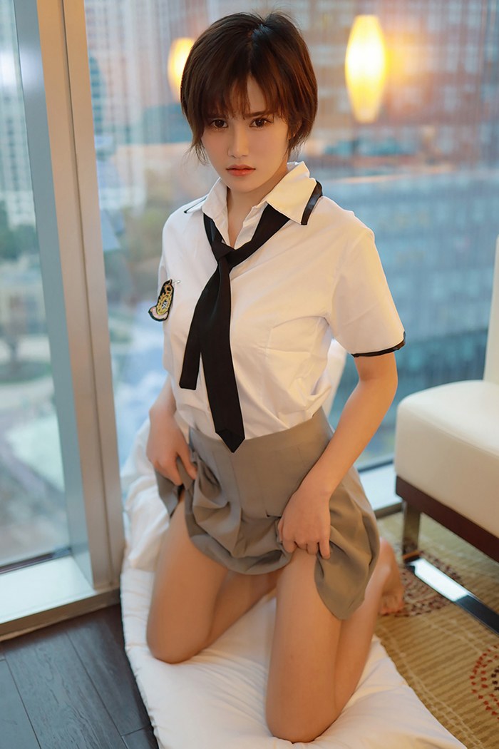 短发学妹小姿学生制服秀如玉胴体