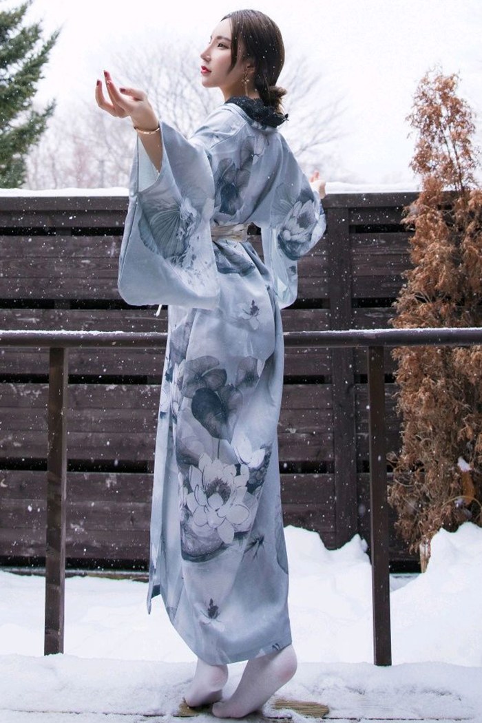 雪中美人周于希和服秀胸红唇撩人