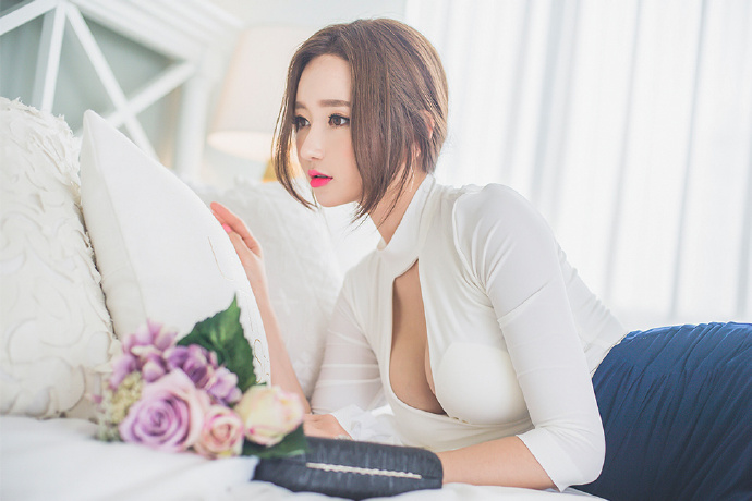 性感美女李妍静酥胸爆乳性感私房照 第2张