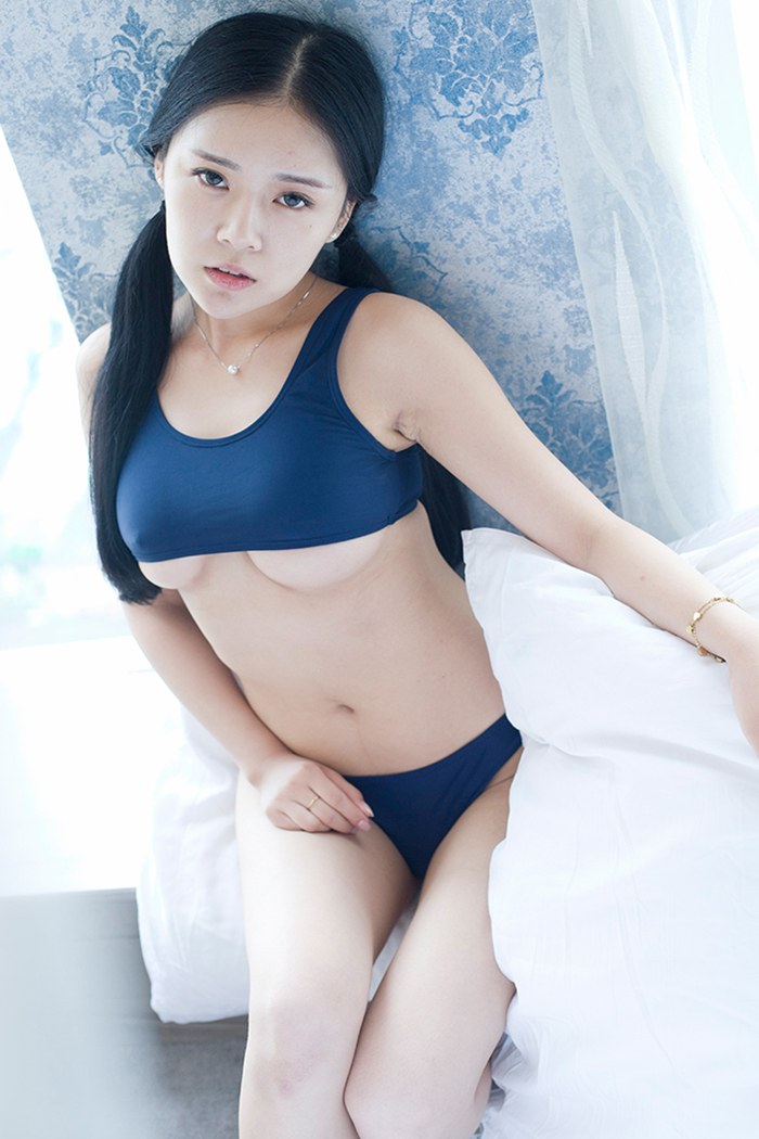 巨乳妹子酒店大胆半露豪乳看点足