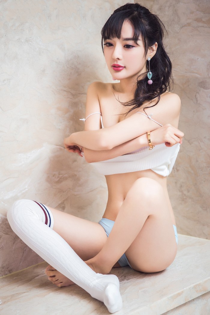 性感少女周熙妍长筒白袜美腿写真