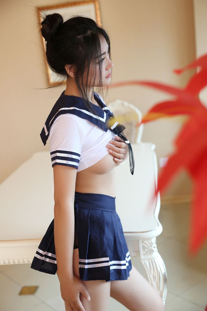 性感尤物白微大胆学生制服半裸写真