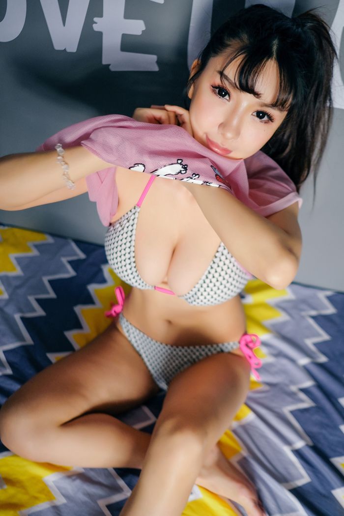 爆乳女神晓茜sunny内衣包不住巨乳