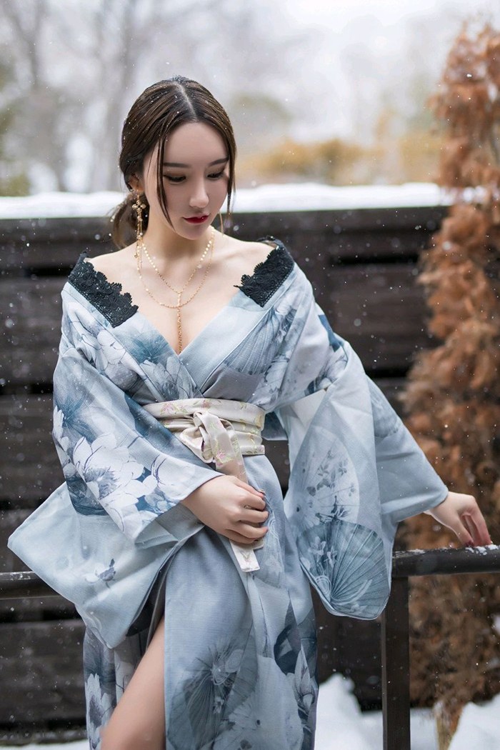 雪中美人周于希和服秀胸红唇撩人