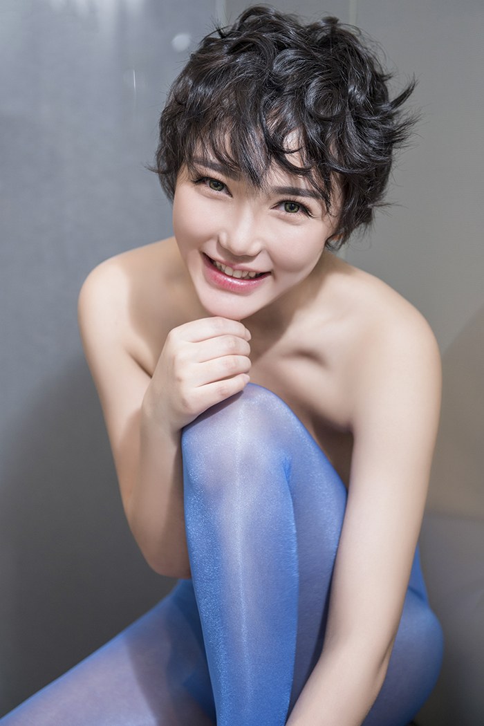 短发少妇大悦悦半裸丝袜秀美乳