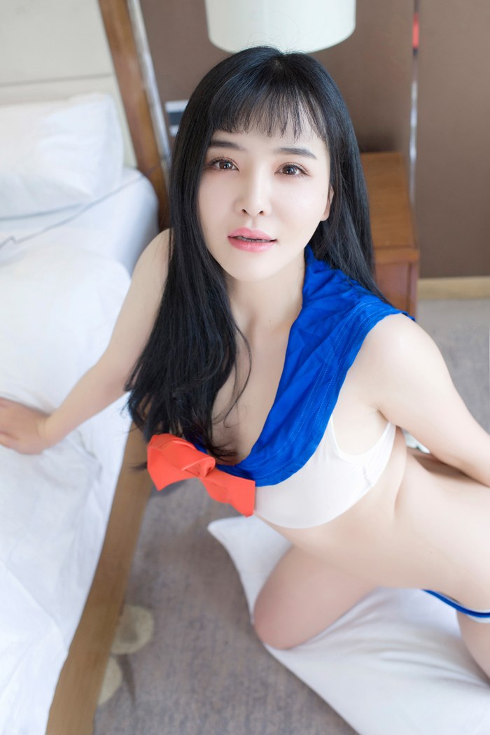 性感美女刘钰儿秀嫩乳露美臀私房照