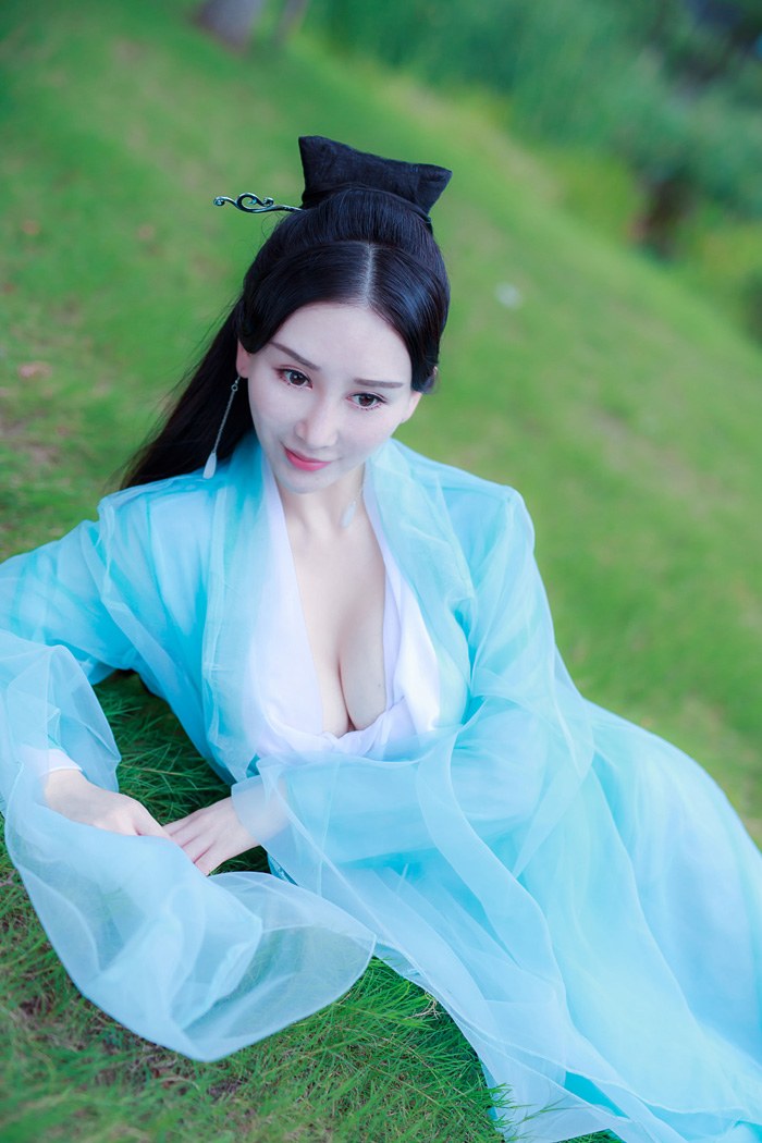 妖娆女神邹晶晶真空古装乳此迷人