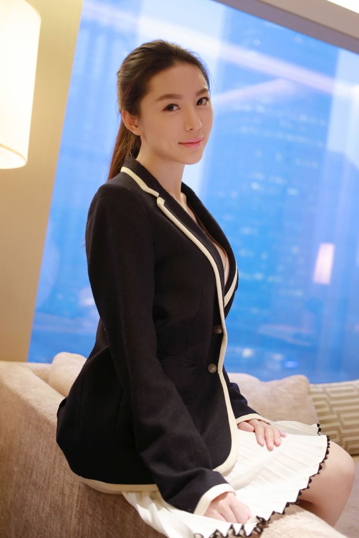 制服美女慕羽茜穿贵族校服私房写真