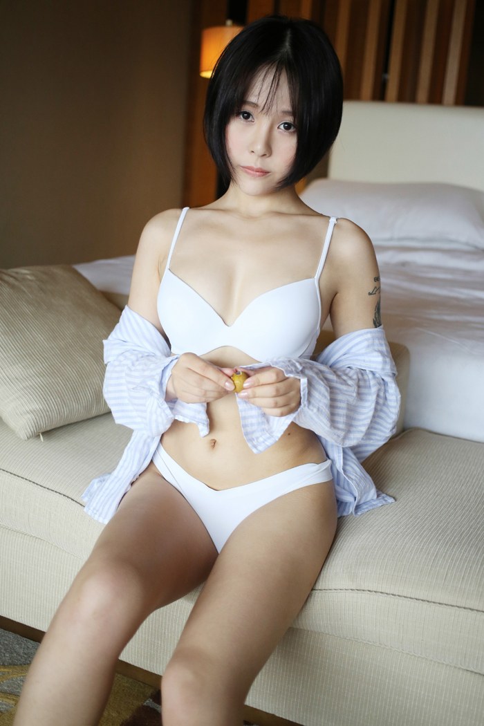 魅力少女艾莉校服秀爆乳百看不厌