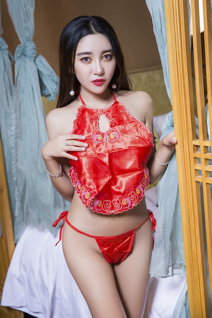 肚兜美女李梓熙秀圆乳美臀春光无限 第3张