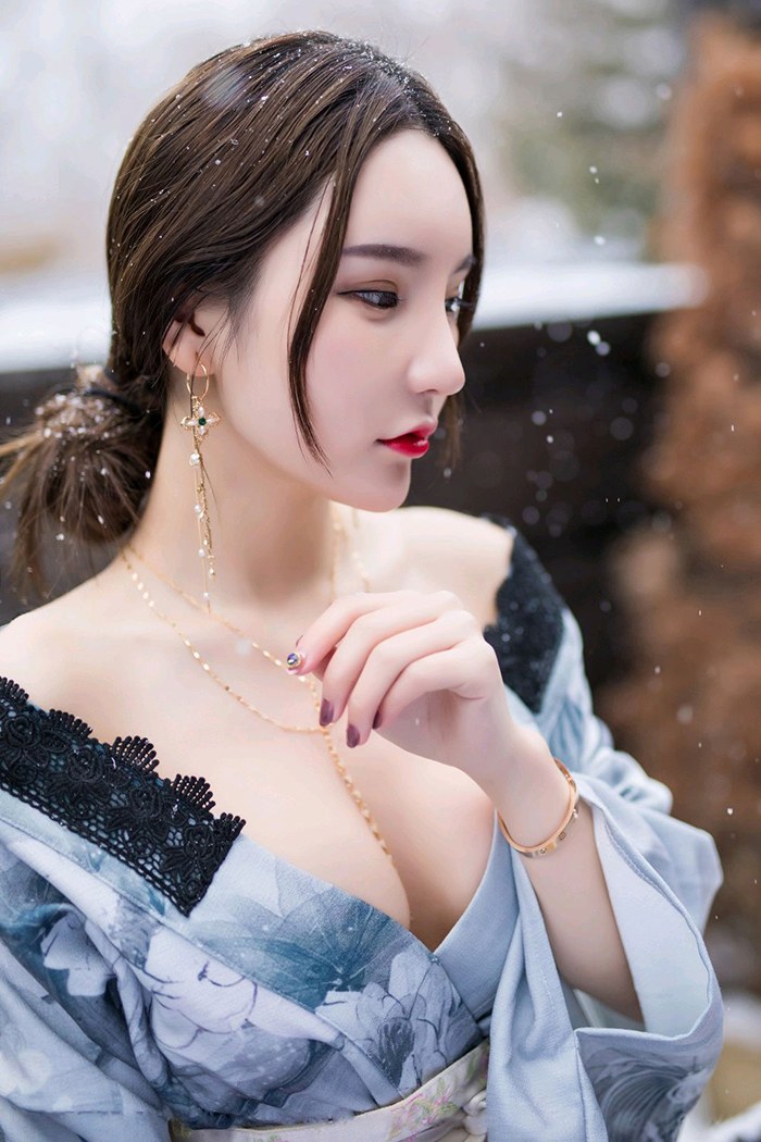 雪中美人周于希和服秀胸红唇撩人