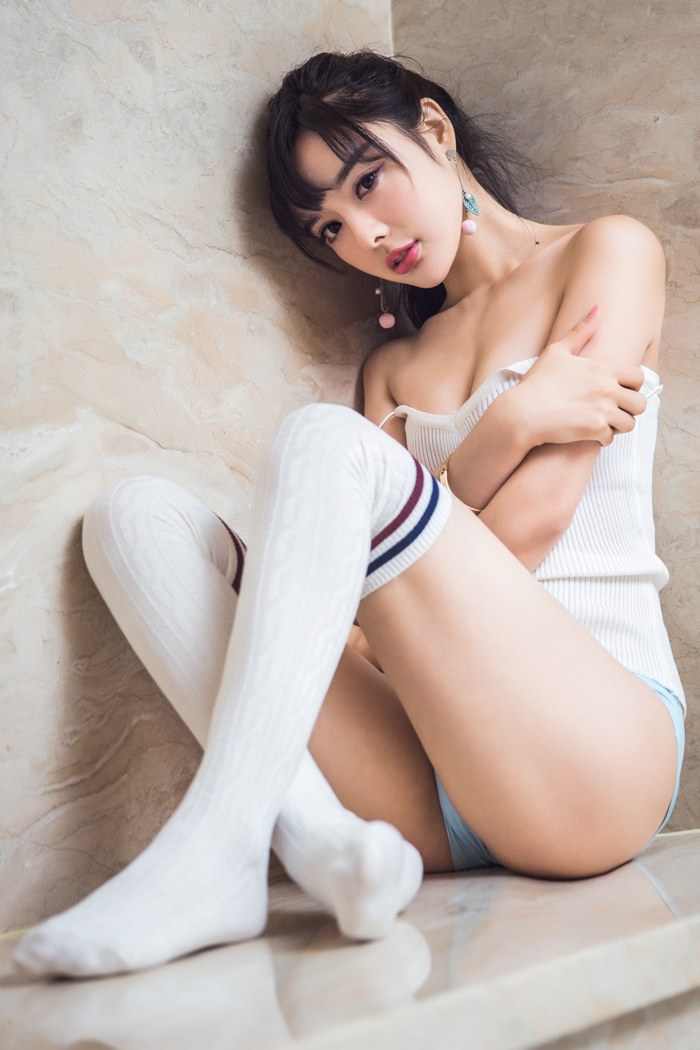 性感少女周熙妍长筒白袜美腿写真