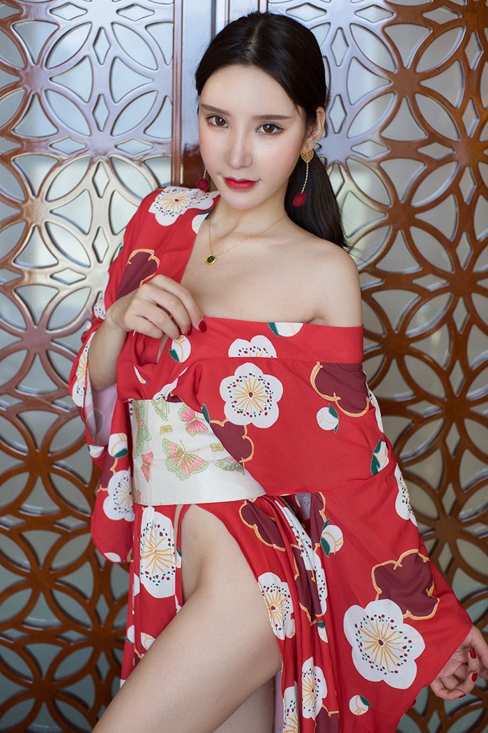 宅男女神周于希和服秀乳诱惑十足