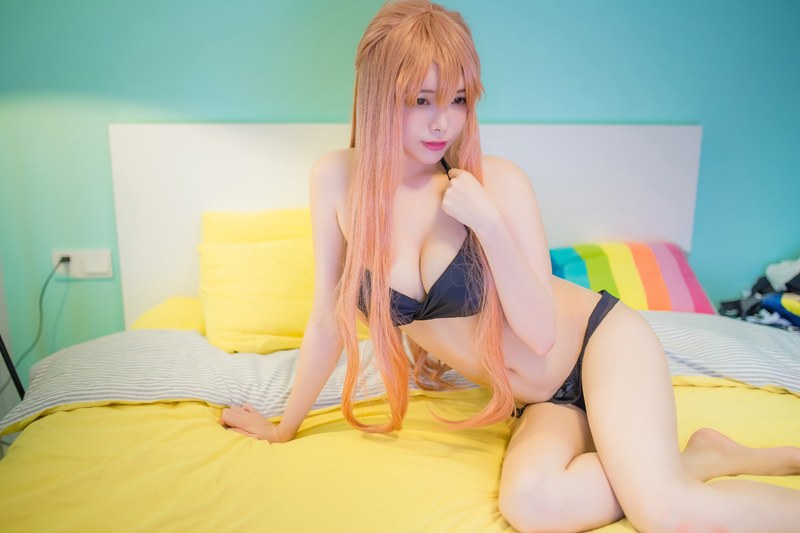 夏小秋cosplay金发尤物半露豪乳