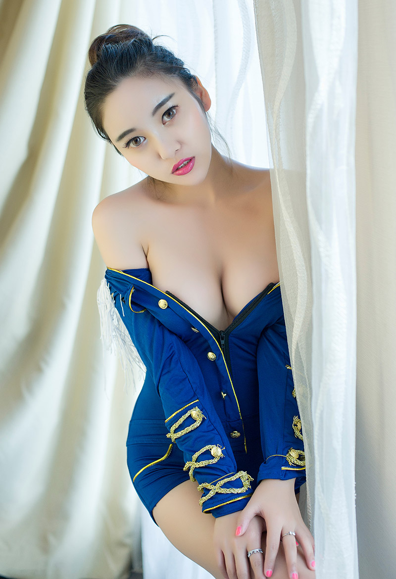 性感美女李梓熙E罩杯巨乳让人想入非非