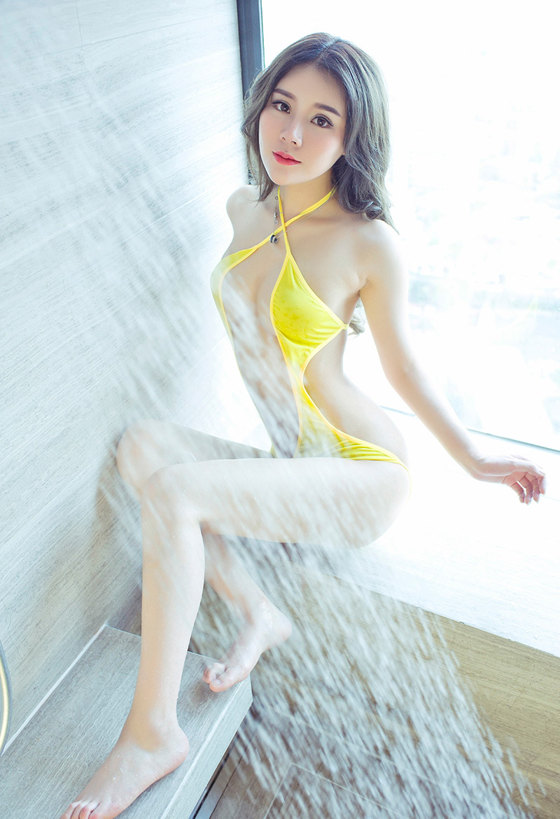 高颜值模特爱丽莎美胸露沟写真图片