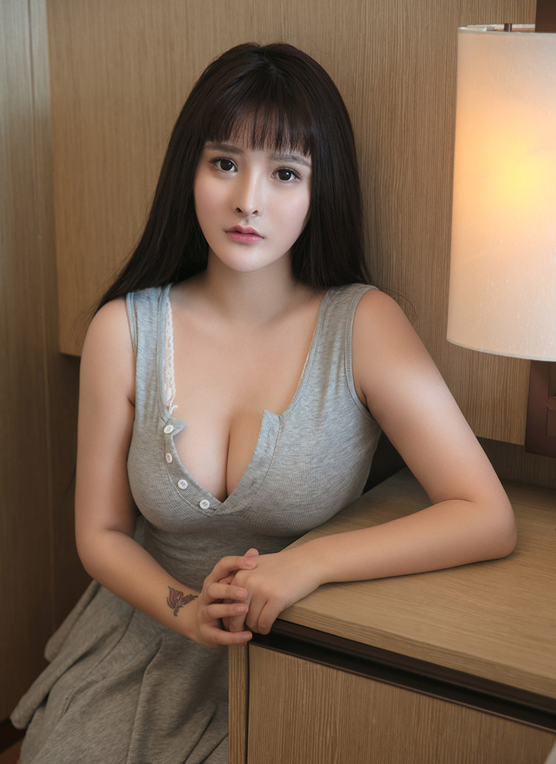 大美女杨漫妮饱满酥胸上演激情私房片